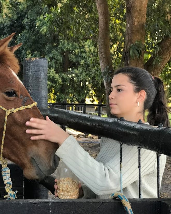Ananda Beatriz, médica veterinária, com um dos cavalos da estância
