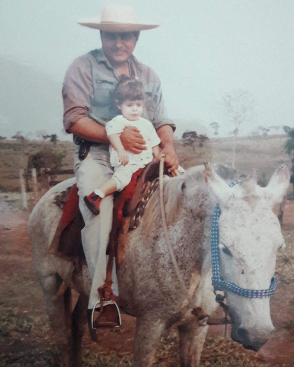 Foto de arquivo da família a cavalo, origem da Estância Equus